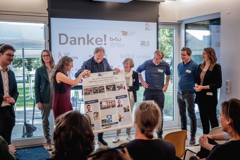 Foto: Abschlusspr&auml;sentation der Stipendiat:innen Philipp Diesing und Martha Hoffmann auf dem RLI-Energiedialog. (CC) RLI/Stefan Klenke