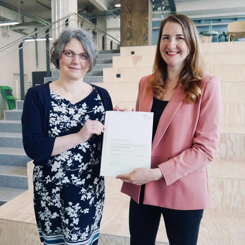 Foto: (v.l.n.r) Prof. Dr. Annabella Rauscher-Scheibe, Pr&auml;sidentin der HTW Berlin ernennt Dr. Kathrin Goldammer zur Honorarprofessorin an der HTW Berlin. (Quelle RLI 2025)