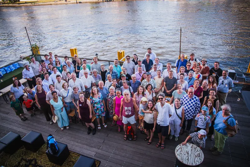 Gruppenbild der Solarboot-Fahrenden